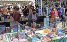 Las librerías salen a la calle en el Día del Libro con descuentos y flores