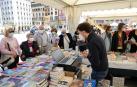 Las librerías salen a la calle en el Día del Libro con descuentos y flores