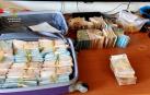 Parte del dinero incautado en la operación.