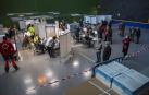 Fotos de la vacunación en el frontón de la UPNA el jueves.