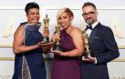 Jamika Wilson, Mia Neal y Sergio López-Rivera, con su Oscar.
