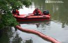 Los bomberos actúan por un vertido de hidrocarburo en el río Arga en Pamplona