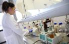 La técnico, María García Calavia, en los laboratorios de Oleofat.