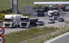 Camiones y coches atraviesan el peaje de Zuasti, en la AP-15.