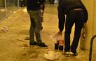 Dos patrullas de la Policía Municipal controlan a los jóvenes que hacen botellón en las calles
