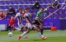 El centrocampista del Betis, Sergio Canales intenta un pase ante dos rivales del Valladolid
