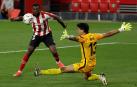 El delantero del Athletic de Bilbao Iñaki Williams consigue su gol ante el portero "Bono", del Sevilla