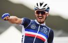 Julian Alaphilippe celebra su triunfo en Imola.