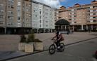 Un ciclista pasa por la plaza Ezkabazabal, con su característico quiosco.