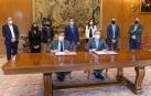 Álvaro Balibrea, gerente de la Universidad de Navarra (izquierda), e Ignacio Lucas, miembro del Patronato de la Fundación Saltoki, durante la firma del convenio.