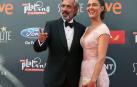 El actor Imanol Arias y su novia, Irene Meritxell, posan en los Premios Platino.