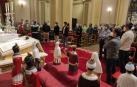 Una réplica de las figuras de la Comparsa de Gigantes y Cabezudos de Pamplona fueron colocadas junto al altar durante la Misa de la Escalera.