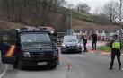 Control en Dantxarinea tras el cierre de fronteras con Francia por la crisis del covid-19. Pasar la muga podría ser un problema para los alumnos.