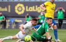El Cádiz certifica la permanencia y ahoga al Huesca
