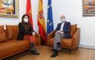 La alcaldesa de Lodosa, Lourdes San Miguel, y el consejero Ciriza durante la reunión mantenida para tratar las actuaciones en carreteras que se realizarán en Lodosa.