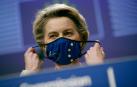 Ursula Von der Leyen se coloca la mascarilla en su rueda de prensa en Bruselas.