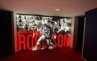 Osasuna dedica la sala de prensa de El Sadar a Michael Robinson