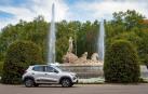 Así es el Dacia Spring, el rey eléctrico de la ciudad. Con solo 3,7 metros de largo, es el vehículo más recomendado para rodar sin emisiones por la ciudad. Su autonomía urbana de 305 kilómetros tienen la culpa, además de su precio, de solo 9.950 euros con el Plan MOVES III incluido. El Seat Mii es su rival más directo. Su tamaño es diminuto, pero destaca su estética SUV de bolsillo. 
Como se aprecia en las imágenes, luce pasos de ruedas más anchos, barras de techo, bajos de carrocería delanteros reforzados, protección trasera y distancia al suelo sobreelevada (151 mm en vacío). Tras el logotipo del frontal, con una calandra cerrada al tratarse de un coche eléctrico, se ubica disimuladamente la boca de carga. Las luces LED más afiladas remarcan la línea horizontal de la mirada del Spring. Los embellecedores de este vehículo imitan la estética de las llantas de aleación. Esta apariencia es posible gracias al sistema Flexwheel: las llantas de chapa son abiertas. 
Su motor ofrece un potencia de 44 CV, suficiente para rodar por ciudad, dado su bajo peso, de menos de una tonelada. Como curiosidad, no dispone de una palanca de cambios al uso. Ofrece ahora un selector de marcha giratorio con una rueda cromada muy sencilla de utilizar, con 3 posiciones: D (drive), N (neutral) y R (retroceso). A bordo de Dacia Spring se pueden instalar cuatro adultos cómodamente y cuenta con un maletero generoso de casi 300 litros de capacidad.
