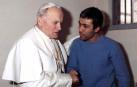 El papa Juan Pablo II visitó en la cárcel romana de Rebibbia al hombre que le quiso matar Alì Agca.