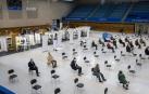 La presidenta del Gobierno de Navarra, María Chivite, ha visitado las instalaciones para la vacunación contra el coronavirus en la UPNA acompañada por la consejera de Salud, Santos Induráin, y el rector de la UPNA, Ramón Gonzalo.