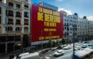 La Copa Davis despliega un polémico cartel gigante en la Gran Vía madrileña
