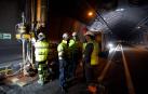El consejero Bernardo Ciriza y el director general de Obras Públicas e Infraestructuras, Pedro López, en un momento de la visita a los sondeos en el túnel de Belate.