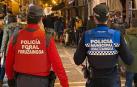 Agentes de Policía Municipal y Policía Foral patrullan por las calles de Pamplona.
