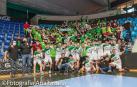Jugadores y aficionados celebran la victoria.