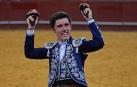 El rejoneador Guillermo Hermoso de Mendoza saluda con sus dos trofeos durante el cuarto festejo de la Feria de San Isidro.