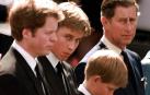 El príncipe Carlos, con sus hijos y el hermano de Diana de Gales, en el funeral de la princesa en 1997.
