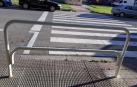 La valla que bloquea un paso peatonal en la Txantrea