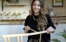La baztanesa Irene Echeverría Cruchaga, de 29 años, trabajando en su taller de Pamplona.