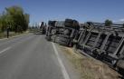 Ileso el conductor de un camión tras volcar en la NA-115, en Tafalla