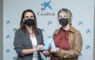 Momento de la entrega del premio que ha corrido Margarita Cervantes(a la dcha.), a cargo de la directora territorial Ebro de CaixaBank, Isabel Moreno (a la izq.)