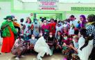 Niños operados y  familias se despiden de los sanitarios, en Senegal.