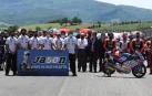 Los pilotos y equipos de MotoGP han guardado un minuto de silencio en memoria del piloto suizo de Moto3 Jason Dupasquier, fallecido en un accidente durante la clasificación del Gran Premio de Italia de Motociclismo en Mugello.