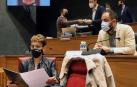 La presidenta María Chivite y el socialista Ramón Alzorriz, el pasado jueves en el Parlamento.