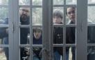 González Molina (izquierda) en rodaje con tres de los actores de la serie Paraíso: León Martínez, Pau Gimeno y Héctor Gozalbo.