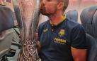 Javier Pérez besa el trofeo de la Europa League, que logró el Villarreal tras derrotar al Manchester United.