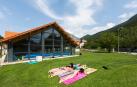 Zona ajardinada de las piscinas municipales de Isaba, un día de verano.
