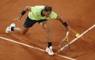 Rafael Nadal golpea a la pelota durante el partido contra Gasquet en Roland Garros.
