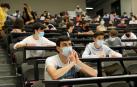 Los estudiantes que ayer comenzaron la Selectividad, con mascarilla en todo momento, y separados a un metro y medio de distancia (dos sitios libres entre alumnos).
