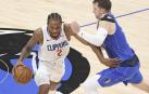 Doncic intenta detener a un soberbio Kawhi Leonard.