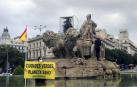 Detenidos 10 activistas de Greenpeace por subirse a la fuente de Cibeles con un árbol