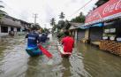 Dos personas en canoa en un suburbio de Colombo.