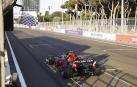 Hamilton no acepta el regalo de Verstappen y 'Checo' Pérez gana en Baku