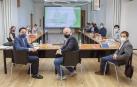 El consejero Aierdi, junto con el director gerente de Nasuvinsa, Alberto Bayona (izda), y el presidente de la FNMC, Juan Carlos Castillo (dcha), y el resto de participantes en el encuentro telemático para presentar el convenio con el Banco Europeo de Inversiones (BEI)