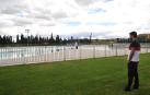 David Ros, gerente de la ciudad deportiva de Tafalla, contempla las piscinas de verano