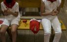 La ropa de San Fermin de Santi, el pequeño fallecido en agosto, entre sus hermanos
