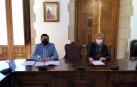 El director general de Administración Local y Despoblación, Jesús María Rodríguez, y la alcaldesa de Viana, Yolanda González, en un momento de la firma de los convenios.